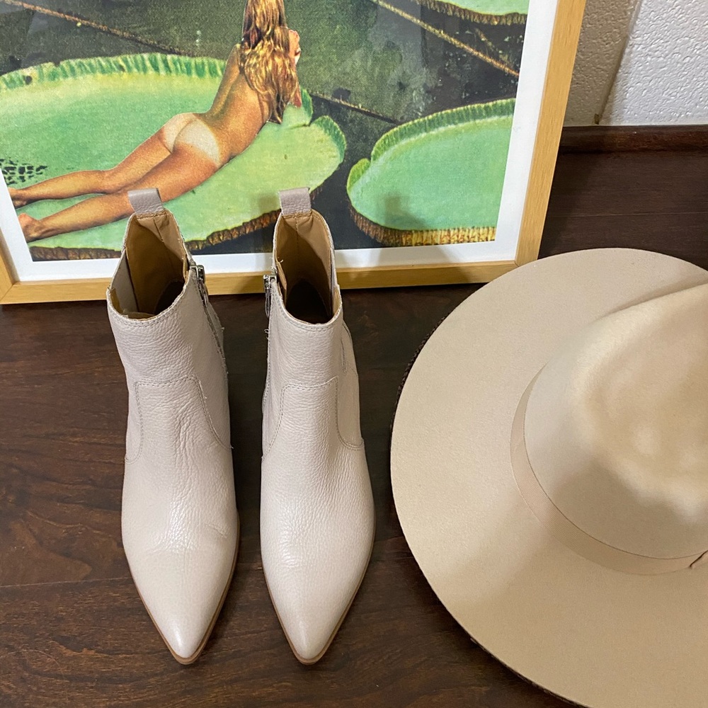 Light GRAY Pointy Toe Booties Sz. 6